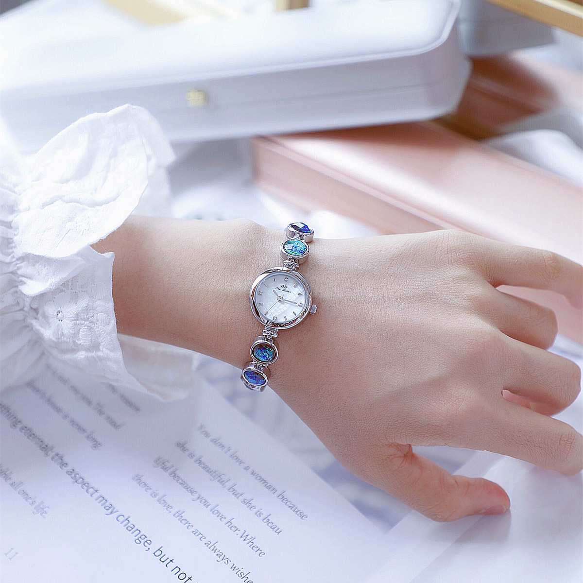 Luxury Watch And Jewelry Brand - นาฬิกาหรูน้ำหนักเบาสำหรับสุภาพสตรีเครื่องประดับแบรนด์นาฬิกากําไลที่สง่างามสำหรับเด็กผู้หญิงทันสมัยกันน้ำนาฬิกาควอตซ์ V65