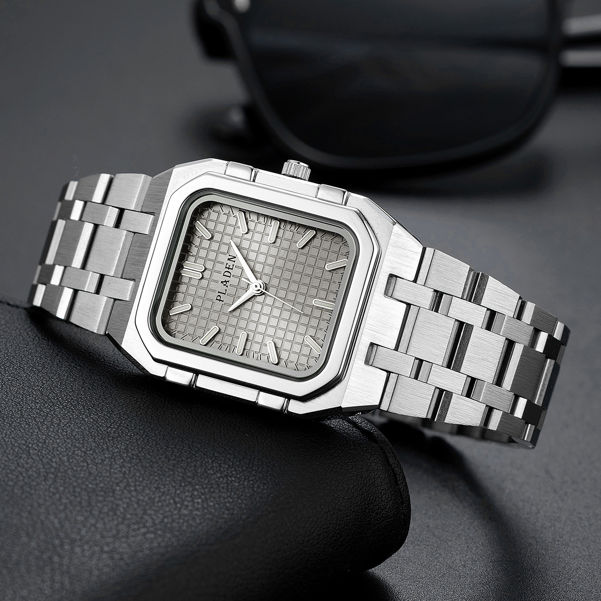 แบรนด์หรู Blue Dial Man คุณภาพ - Luxury Watch Magazine บทวิจารณ์และราคา