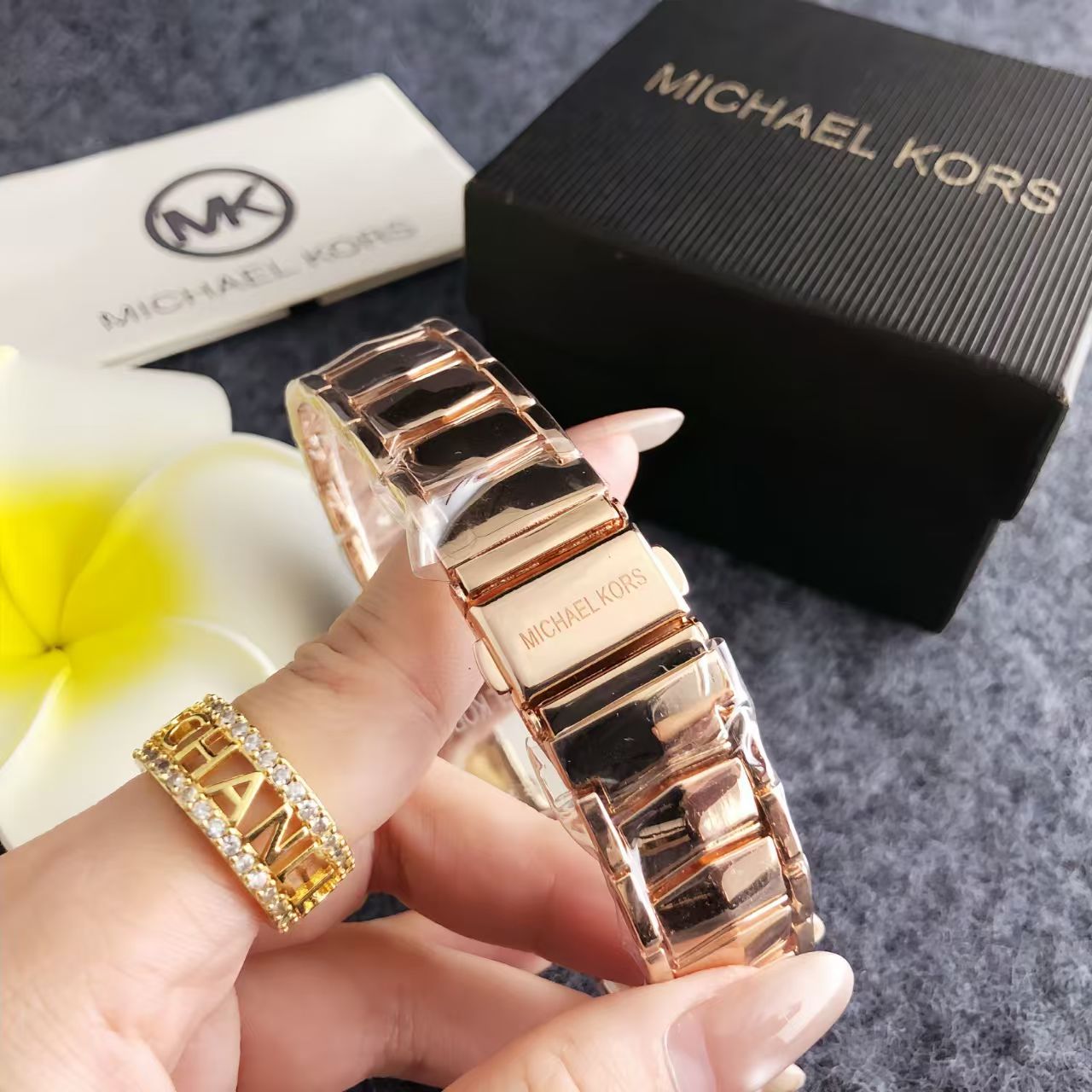 Michael Kors นาฬิกาข้อมือและกร - Luxury Watch Photo บทวิจารณ์และราคา